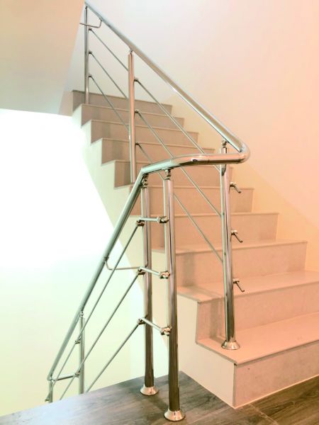 The combination of wooden floor and stainless steel cross-bar shuttle stair railing